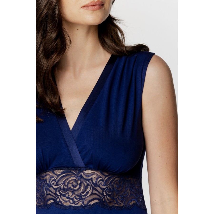 Perfil del camisón largo azul de corte ajustado